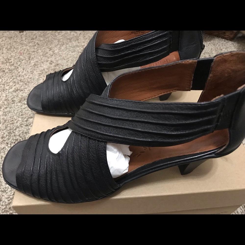NEW Gentle Souls black matte leather heels 9